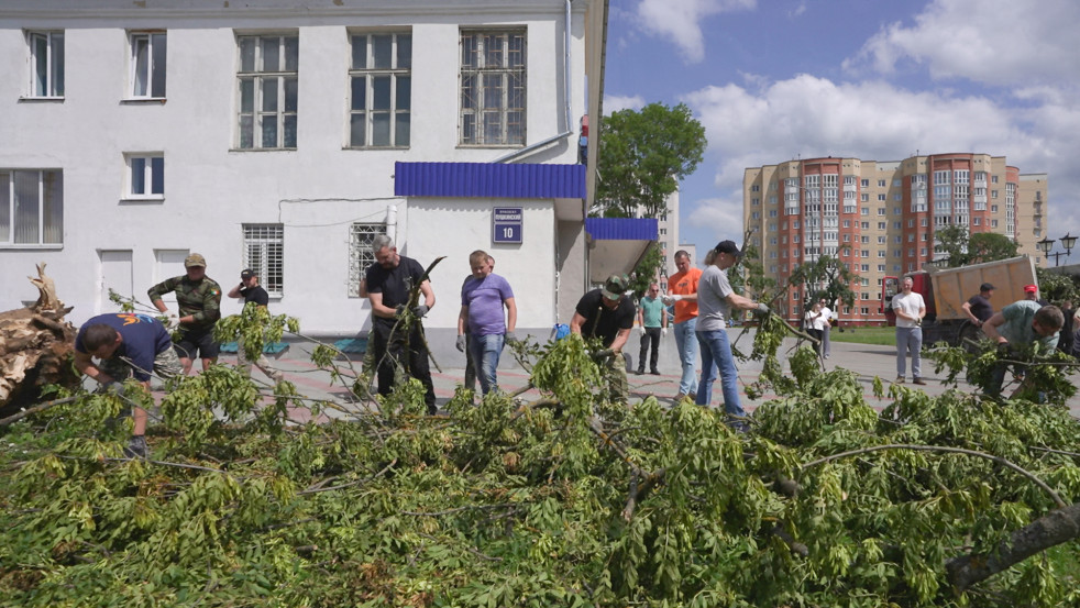 Когда стихия бьет - город отвечает сплоченностью // Хроника городского субботника в Могилеве