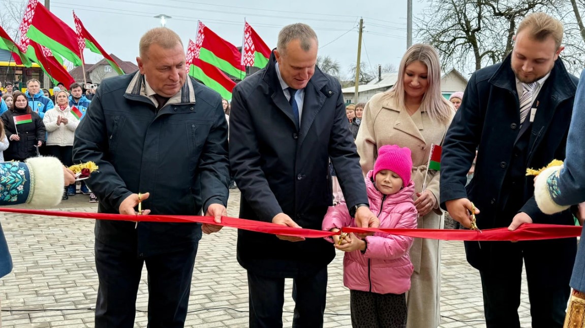 В Славгороде накануне 7 ноября открыли новый плавательный бассейн. Фото