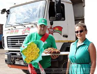 Вадзіцель ААТ “ЖорнаўкаАГРА” Сяргей Корнеў першым у раёне перавёз 1 000 тон збожжа