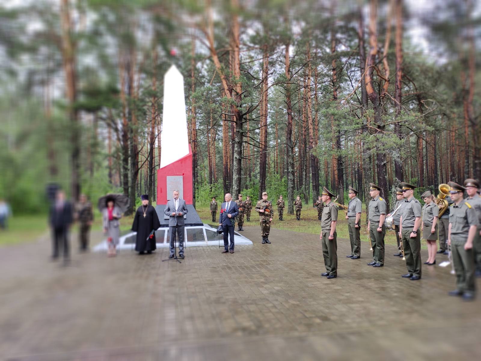 Сегодня у памятника жертвам фашизма у д.Теплухи состоялся траурный митинг и церемония возложения цветов и венков к обелиску 