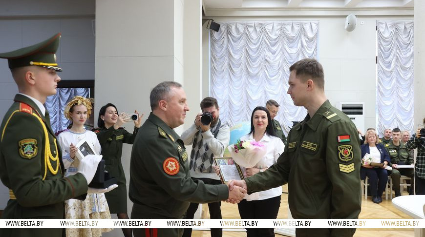 "Армия делает их взрослее". В Минске чествовали лучших военнослужащих срочной службы