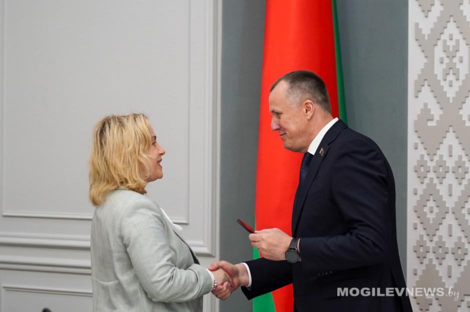 Анатолий Исаченко представил нового заместителя председателя Могилевского облисполкома. Фото