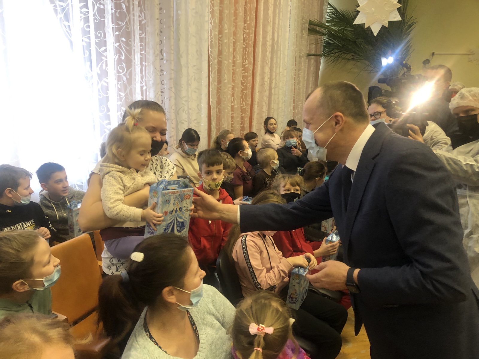 В рамках республиканской благотворительной акции "Наши дети" Анатолий Исаченко посетил пациентов Могилевской областной детской больницы