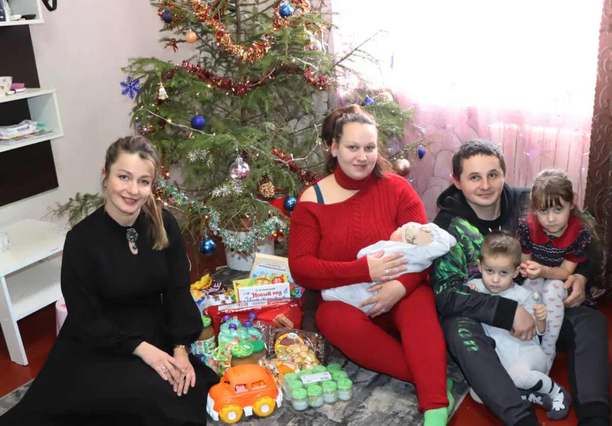 Акция «Профсоюзы — детям»: председатель райорганизации профсоюза АПК посетила семью Редько