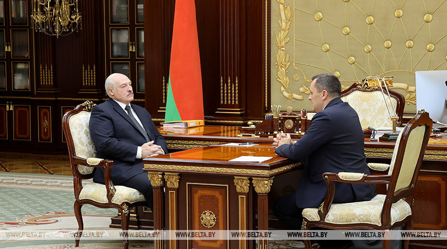 Lukashenko discusses harvesting campaign, agricultural groups, vaccines with Vitebsk Oblast governor