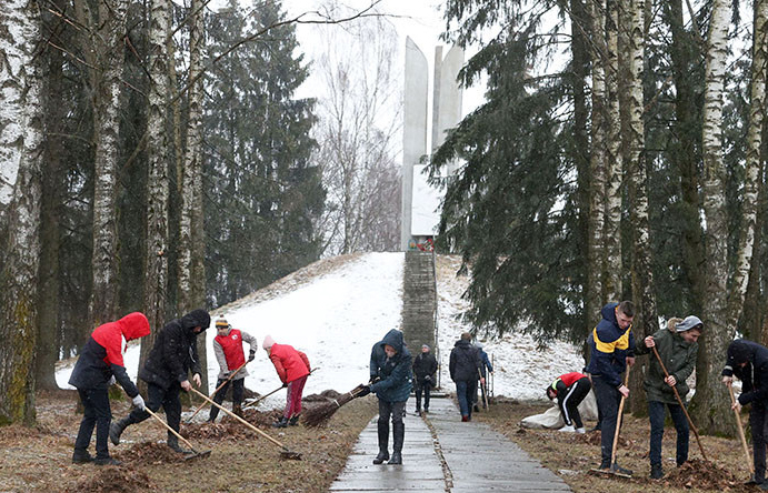 В деревне Дубинка Могилевской области привели в порядок мемориал в память о сожженных мирных жителях