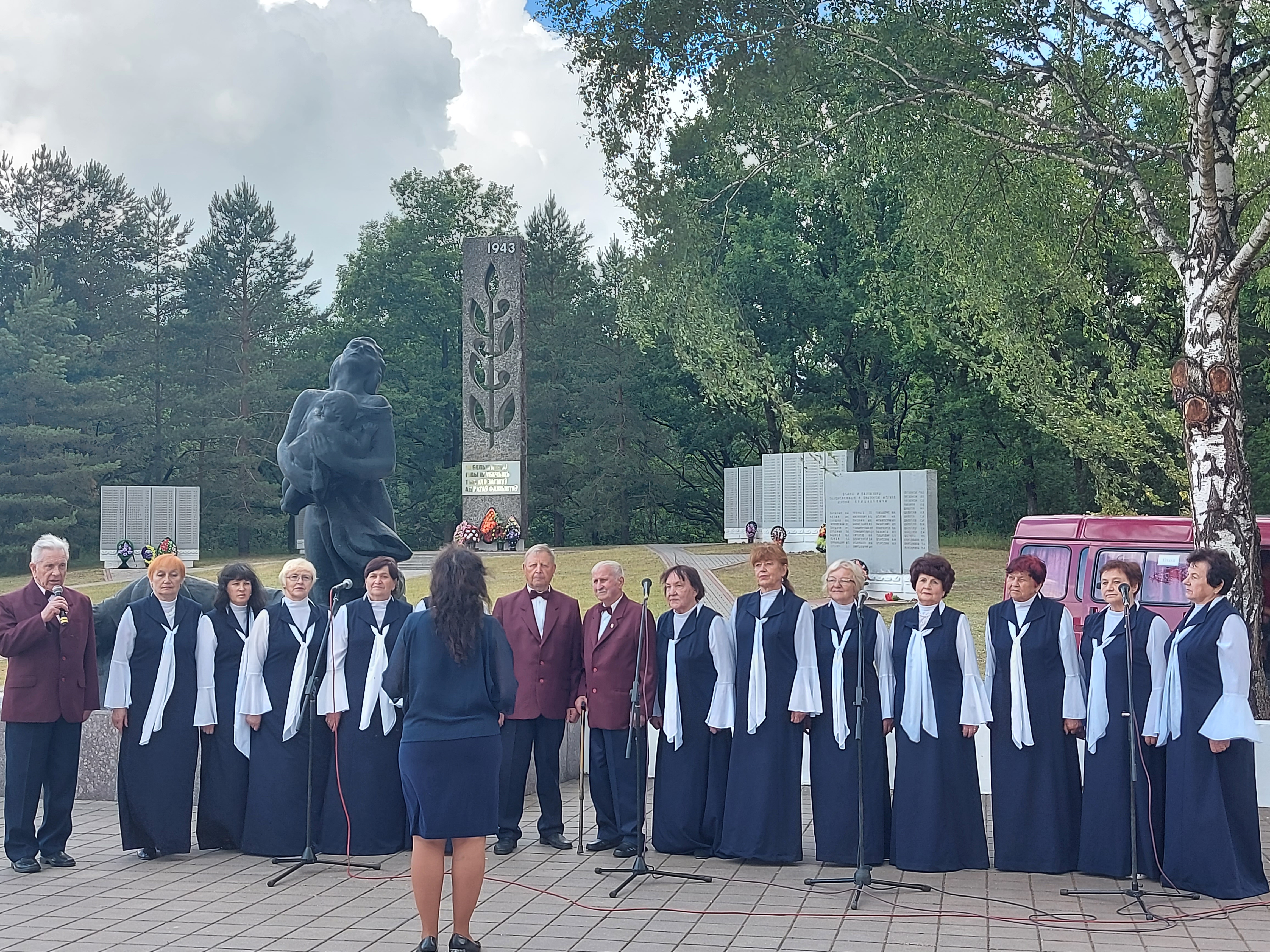В честь 77-й годовщины освобождения Осиповичского района от фашистских захватчиков на мемориальном комплексе "Брицаловичи" состоялись торжественный митинг и концерт