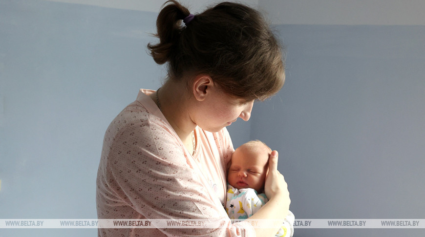 В Бобруйске поздравили маму девочки, родившейся в новогоднюю ночь