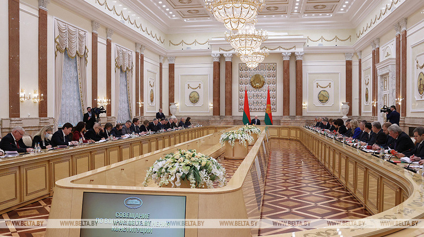 Президент провел совещание по итогам всенародного обсуждения проекта изменений Конституции