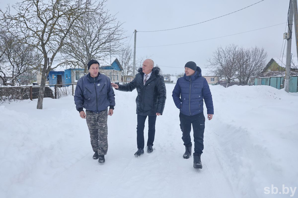 Why
do fellow countrymen respect the head of the best village council in the Mogilev
region, alexander zastrelov?