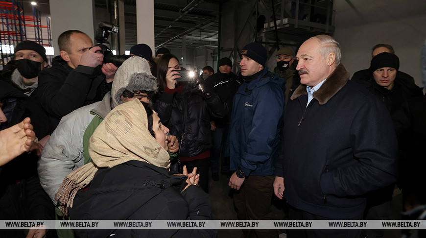 Александр Лукашенко приехал к беженцам в ТЛЦ возле "Брузгов"