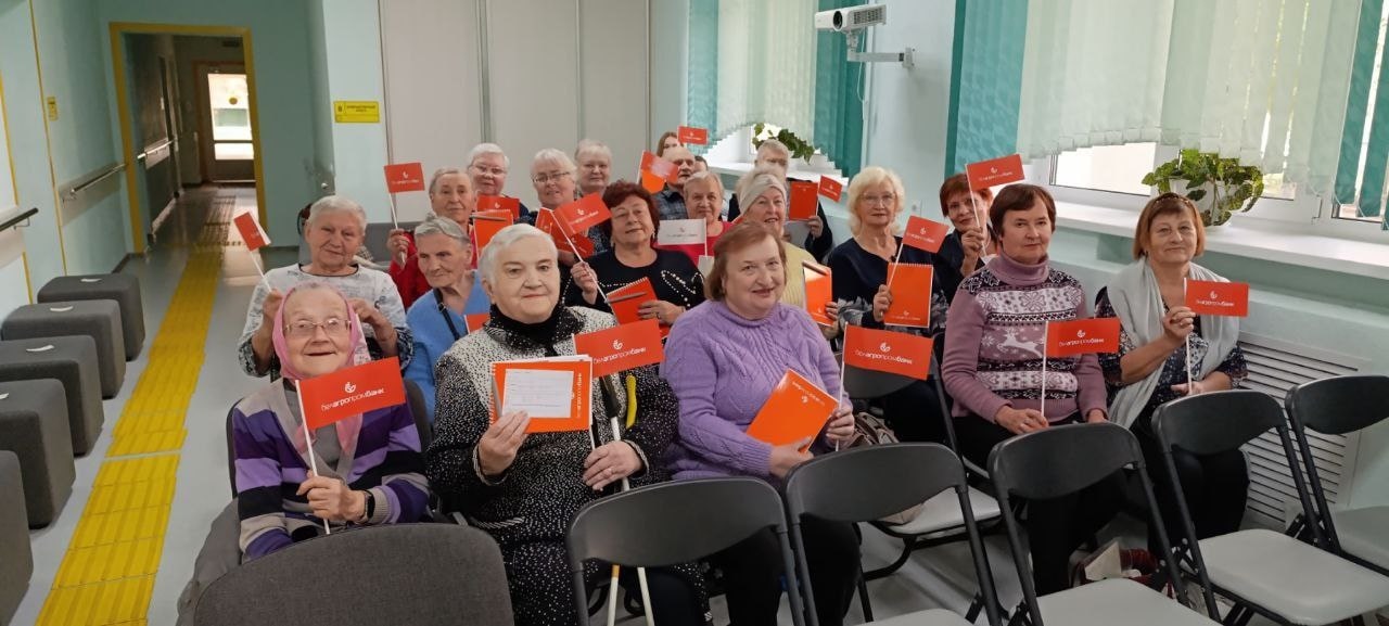 В рамках Международного дня пожилого человека в Осиповичском центре социального обслуживания населения для пожилых граждан прошла музыкально-поэтическая программа "Песни золотого возраста"