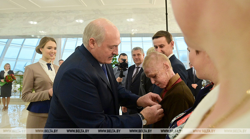 Президент вручил награды Роману Когодовскому, героически спасшему маленького брата из огненной стихии, и лечившим его медикам