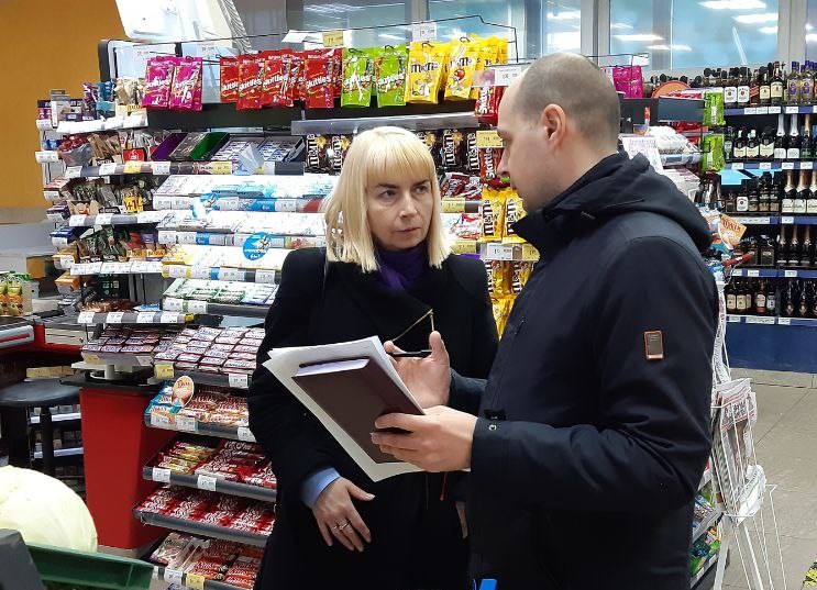 Депутат Палаты представителей Национального собрания  Светлана Шутова и председатель районного объединения профсоюзов Дмитрий Кулик провели в районе мониторинг цен