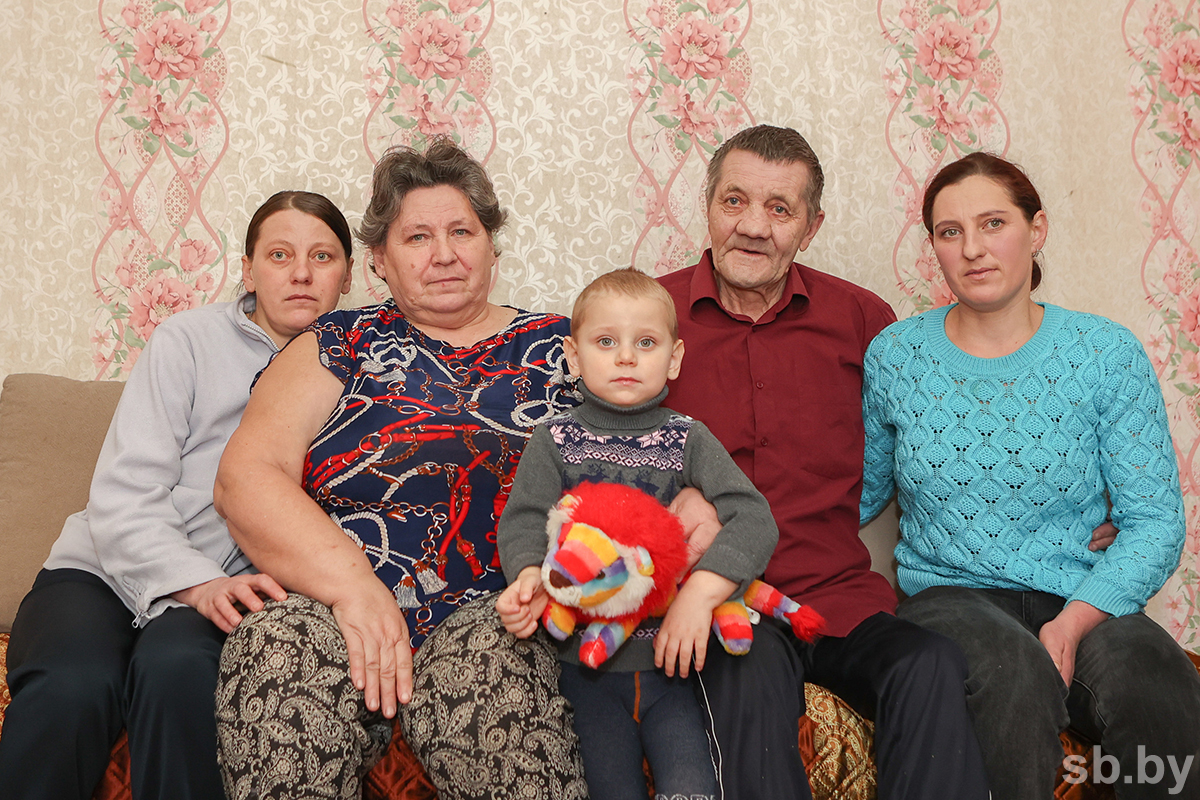 Журналисты газеты "СБ.Беларусь сегодня" пообщались с семьей из Осиповичского района, в которой родилось 14 детей