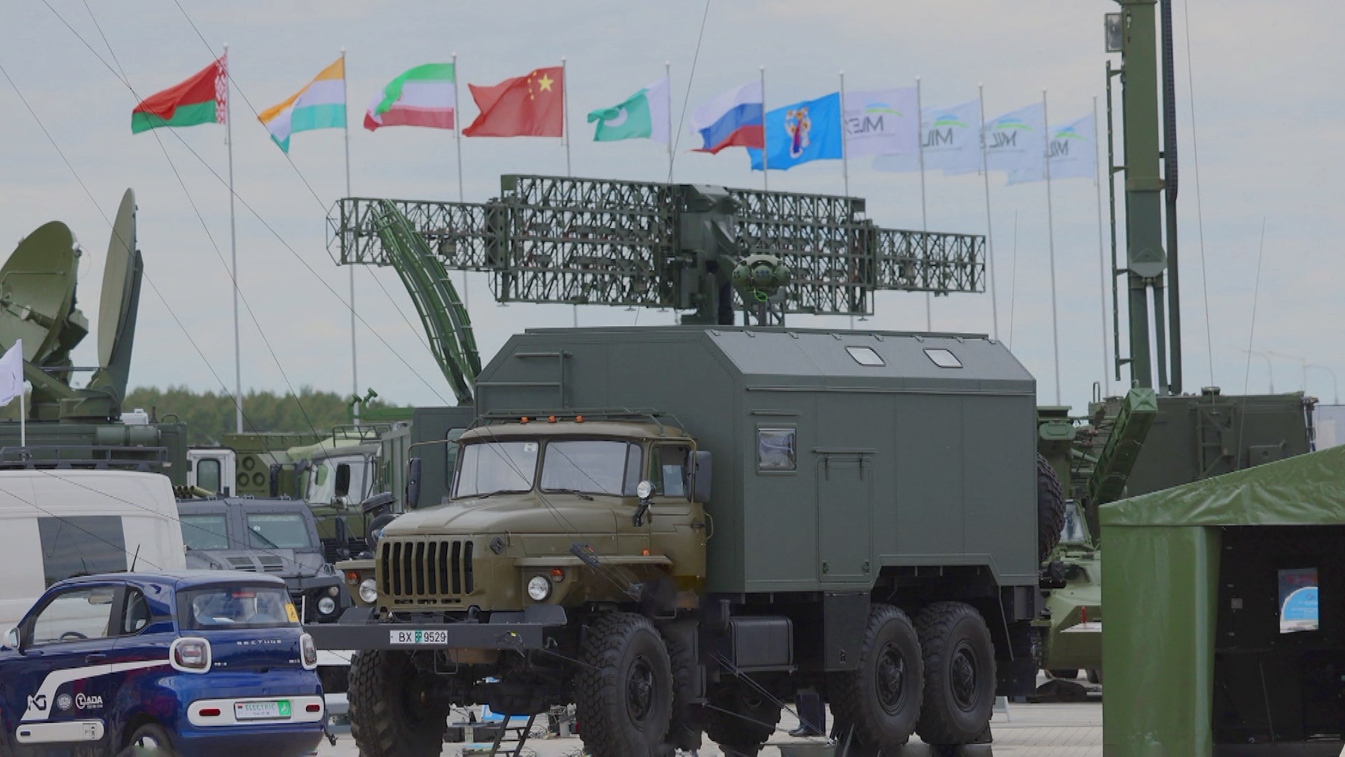 Выставка вооружений и военной техники MILEX продолжает работу. Подписаны первые договоры