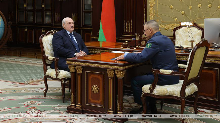 Lukashenko meets with customs service chief, discusses sanctions, budget replenishment