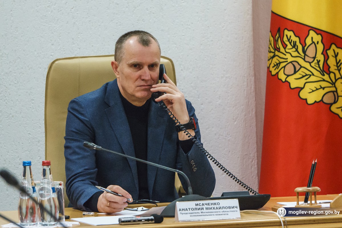 На вопросы жителей Могилевщины ответил Анатолий Исаченко во время "прямой телефонной линии"