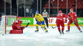 Белорусские хоккеисты выиграли у шведов в матче групповой стадии  ЧМ в Латвии