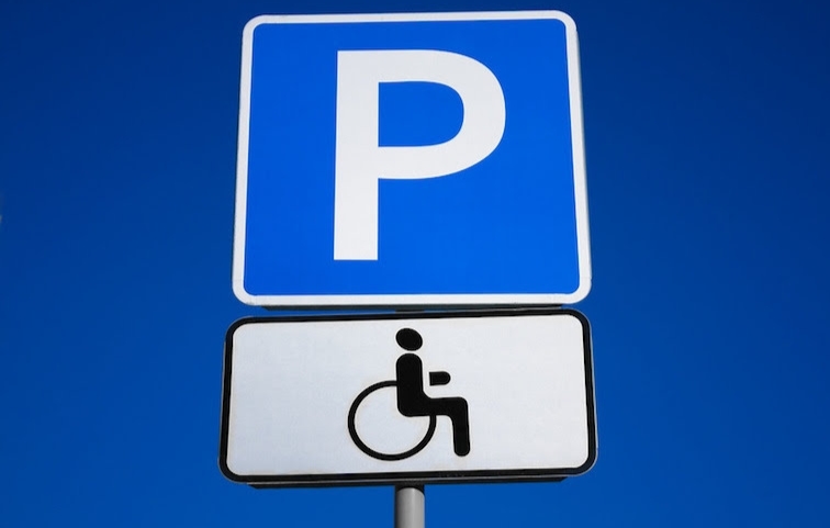 Контроль за выполнением мероприятий по созданию безбарьерной среды жизнедея­тельности инвалидов и физически ослабленных лиц при осуществлении парковки на местах