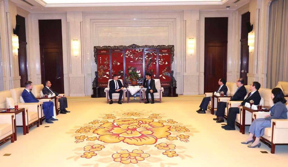 В ходе визита в Китайскую Народную Республику председатель Осиповичского райисполкома Андрей Дубинчик встретился с секретарем Янчжоуского горкома КПК Ван Цзиньцзяном