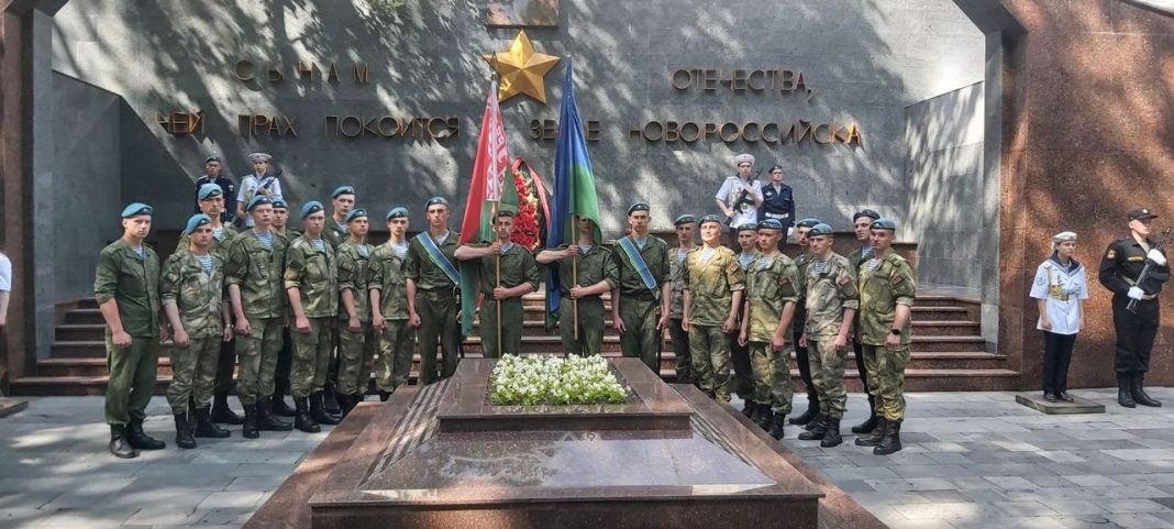 Бойцы Витебской 103-й отдельной гвардейской воздушно-десантной бригады от Осиповичского района возложили цветы к братской могиле в Новороссийске, где похоронен Герой Советского Союза С.Каданчик, уроженец Осиповичского района 