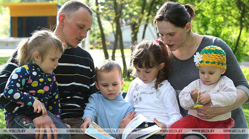 Lukashenko vows to keep state support for large families