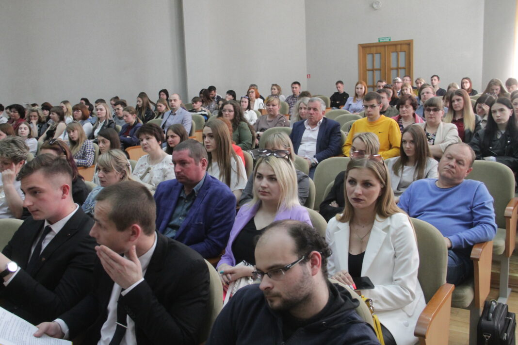 В райисполкоме состоялась встреча руководства района с молодёжью