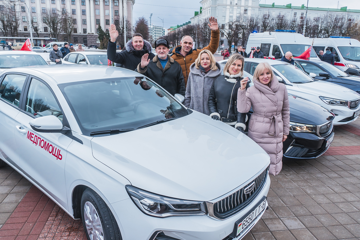 Ключи от новых автомобилей торжественно вручили учреждениям здравоохранения в Могилеве