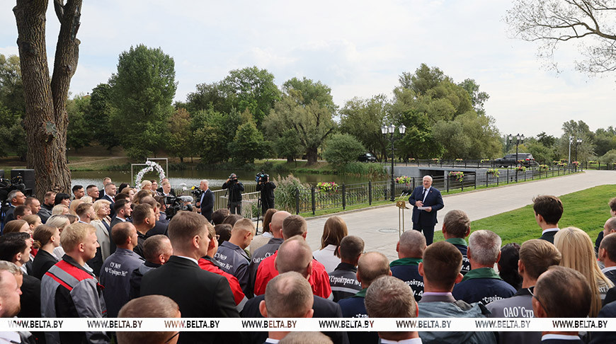 Лукашенко: нужно мобилизовывать и объединять людей для благоустройства Минска