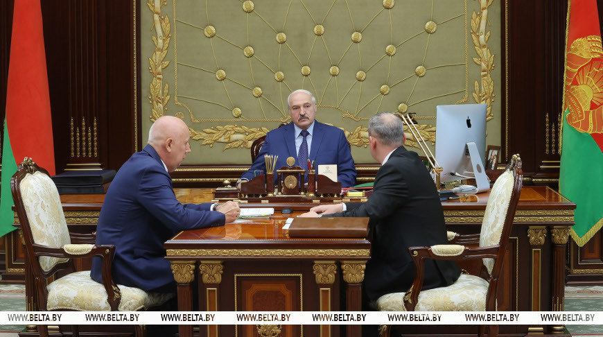 Президент принял с докладом Вице-премьера Анатолия Сивака и Министра транспорта и коммуникаций Алексея Авраменко 