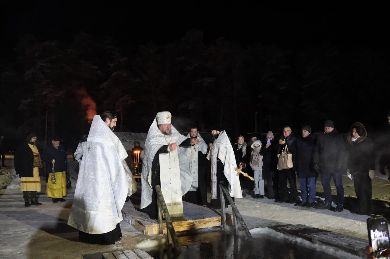 Водосвятный молебен и хождение на Иордань в Крещенский сочельник прошли на городском пляже на Осиповичском водохранилище.