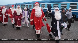 ФОТОРЕПОРТАЖ: Десант Дедов Морозов высадился в Могилеве