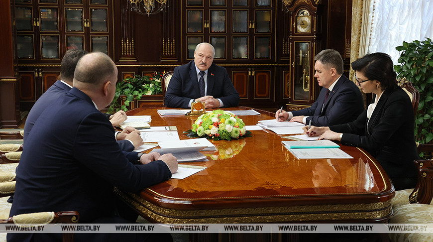 Президент Беларуси Александр Лукашенко принял с докладом Министра здравоохранения Дмитрия Пиневича