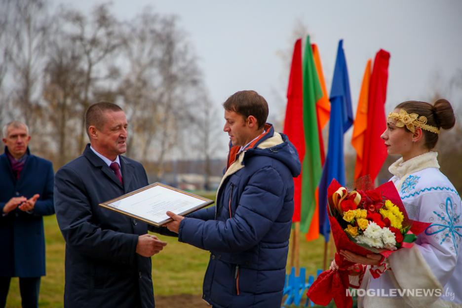 В Осиповичах торжественно открыли обновленную поликлинику и новый корпус Центра социального обслуживания населения, заложена капсула с посланием потомкам на месте строительства нового учебного Центра "Средняя школа, детский сад, городская библиотека, спор