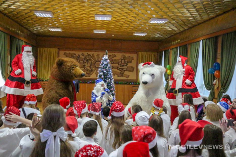 Students of the Mogilev state sanatorium boarding school for children
with scoliosis were congratulated on the new year and christmas holidays