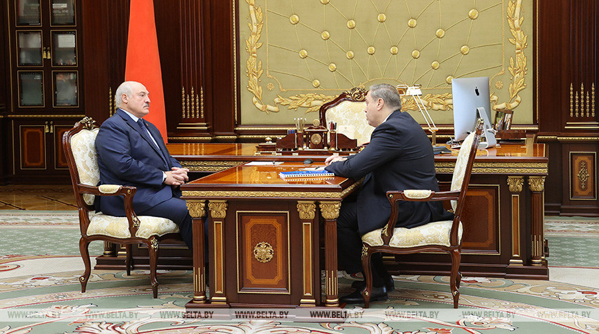 Президент Беларуси Александр Лукашенко провел рабочую встречу с председателем Гродненского облисполкома Владимиром Караником