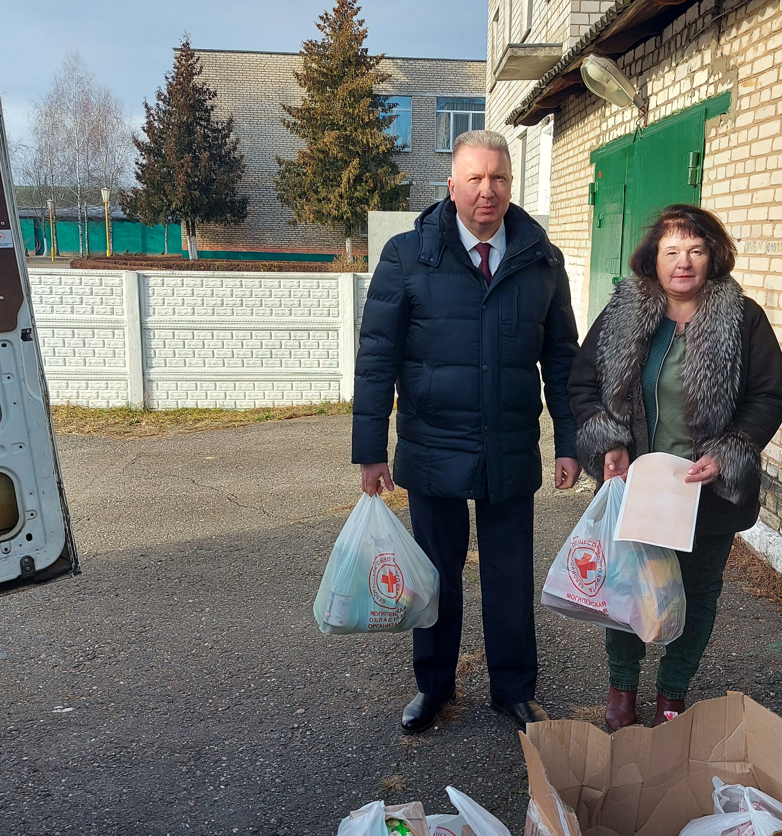 Собранные в районе для оказания помощи беженцам на границу вещи и продукты питания сегодня переданы Обществу Красного Креста для доставки на границу 