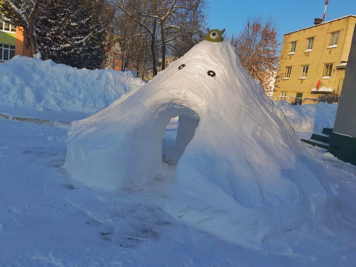 На территории детского сада № 8 «Чебурашка» в Осиповичах появились удивительные снежные фигуры