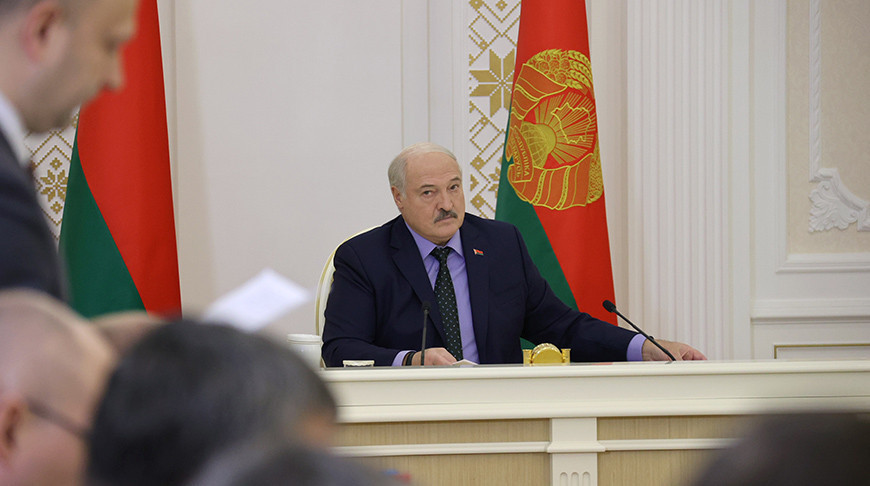 Lukashenko explains import substitution using McDonald’s withdrawal as example