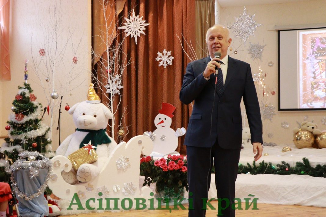 Спецшколу-интернат с подарками посетили заместитель премьер-министра Республики Беларусь Анатолий Сивак и председатель райисполкома Константин Жигуцкий  