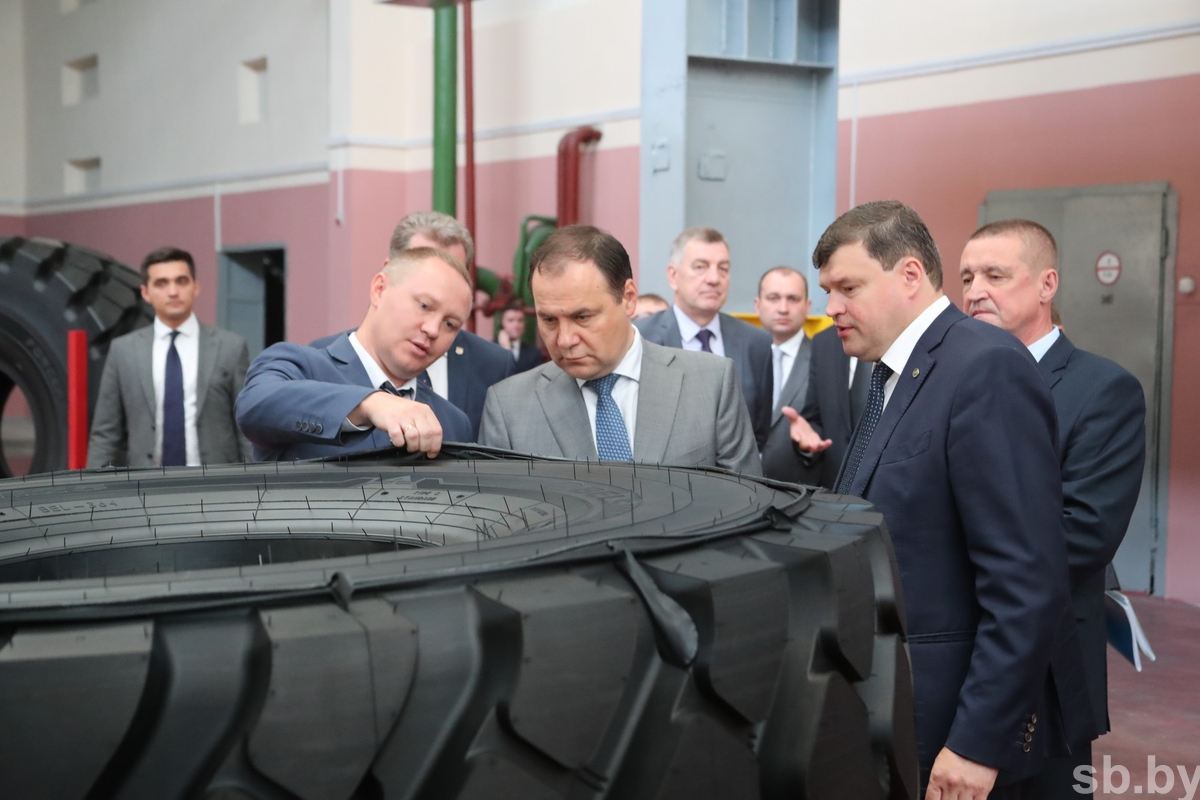 Перспективы развития "Белшины" и ход уборочной: Р.Головченко посетил Могилевскую область