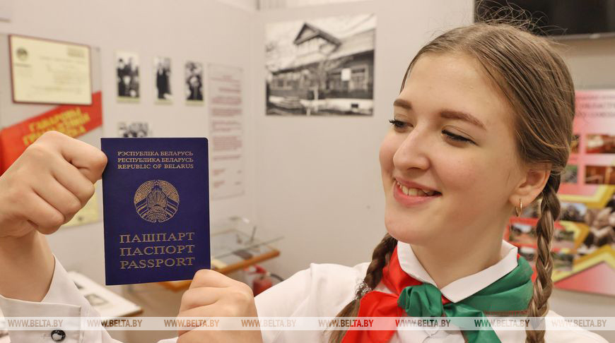 "Мы - граждане Беларуси". В День Конституции юным белорусам торжественно вручают первые паспорта