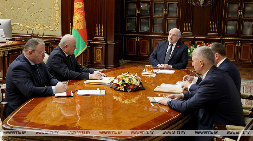 Lukashenko hosts meeting to discuss Belarus' banking sector