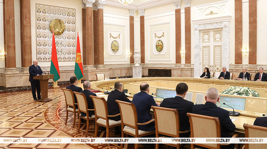 Lukashenko explains approaches to work with young Belarusians