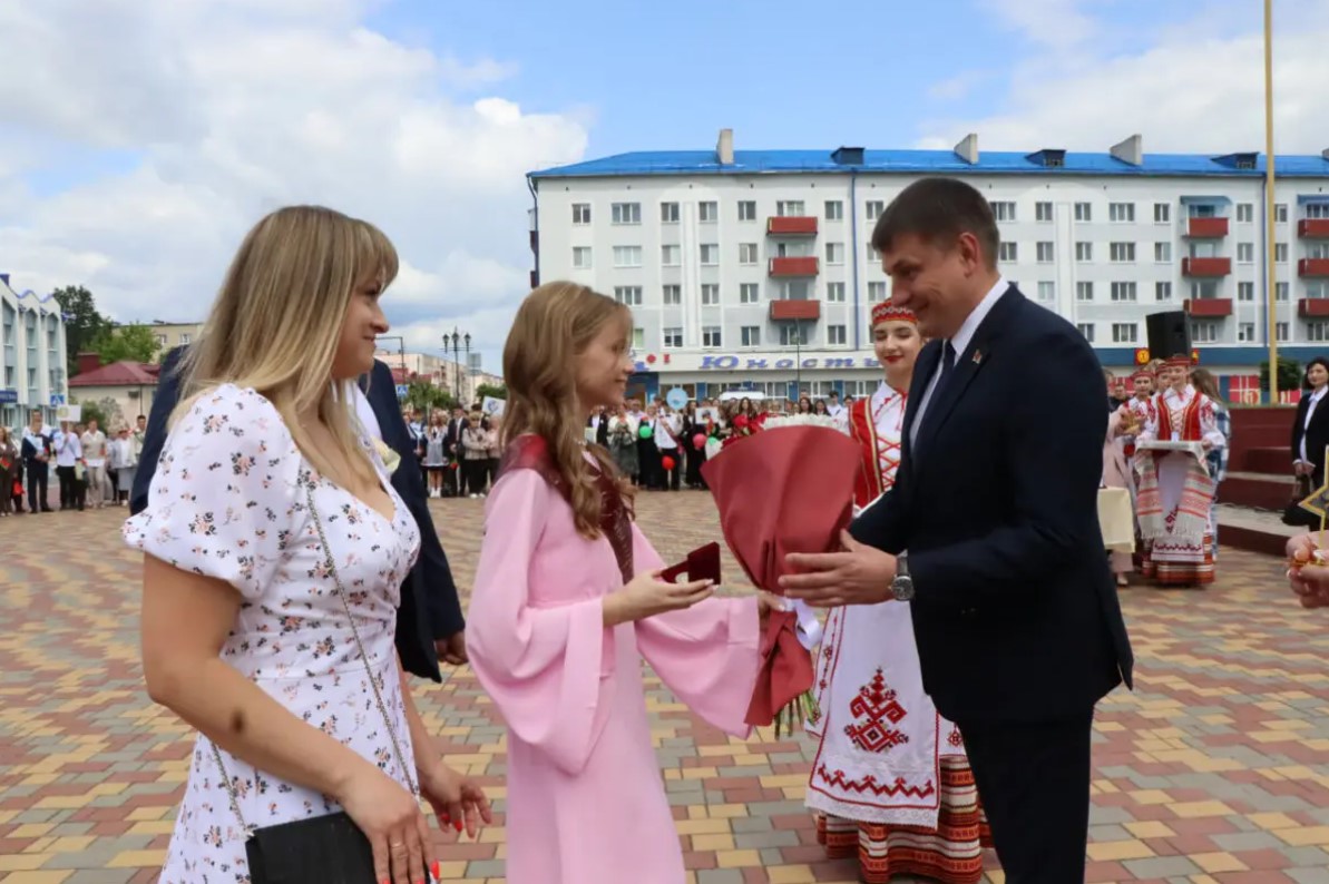 В Осиповичах прошла торжественная церемония вручения медалей выпускникам, а также чествование победителей и призеров олимпиад, конкурсов, спортивных соревнований учреждений образования района