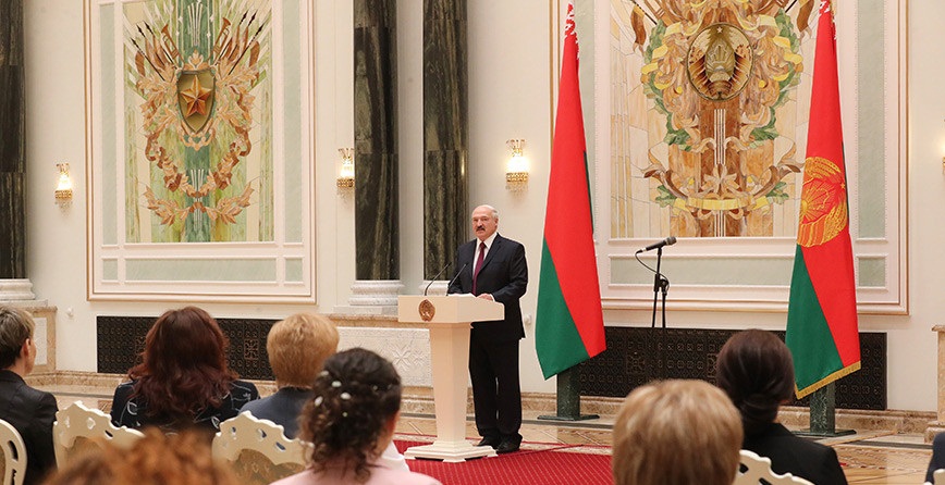 «Спасибо за все, что делаете для страны и народа» - Лукашенко вручил госнаграды и генеральские погоны