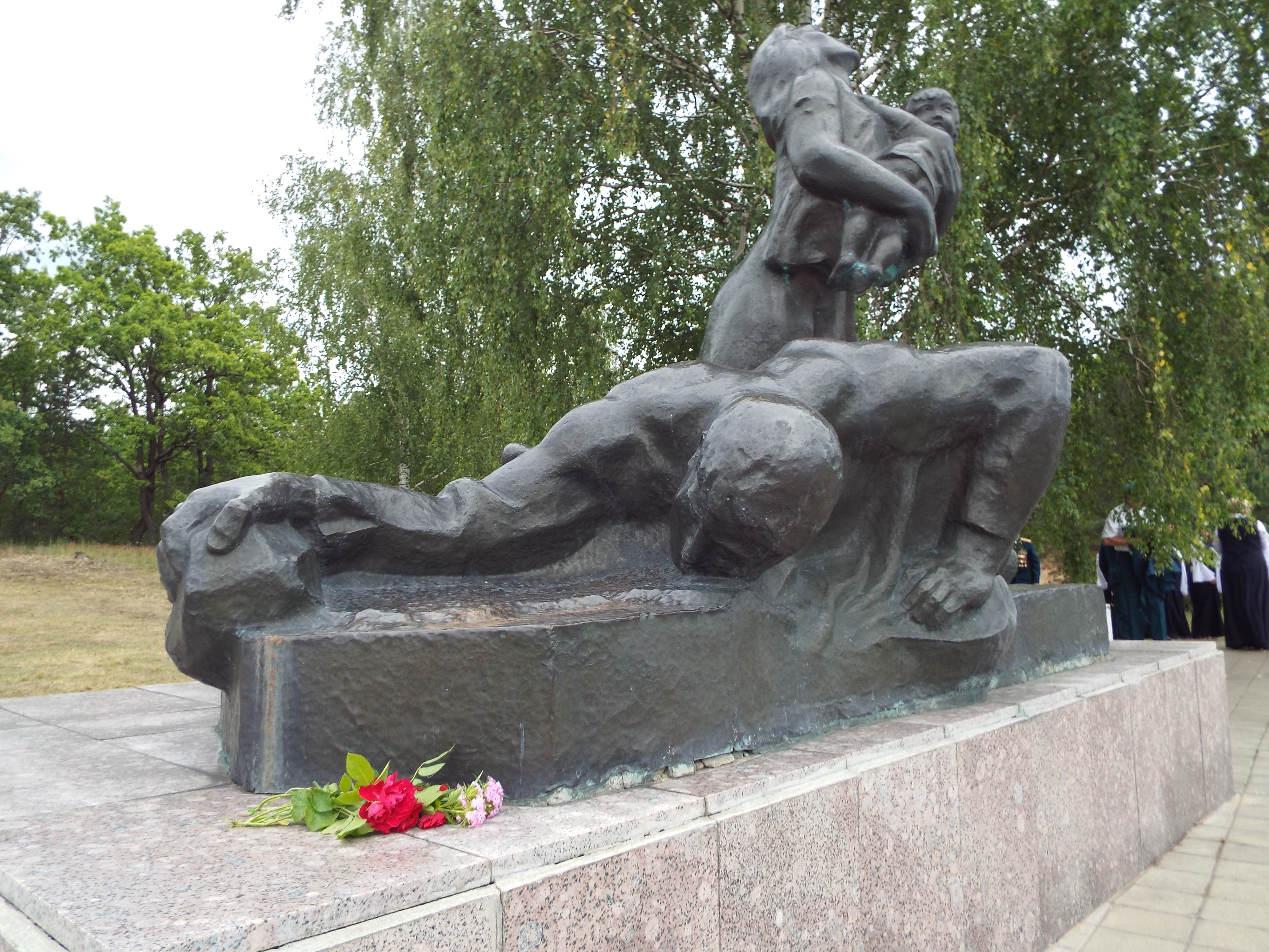 Мероприятия, посвященные 73-й годовщине освобождения Осиповичского района от немецко-фашистских захватчиков, 28 июня состоялись на мемориальных комплексах в урочище Рассоха и д.Брицаловичи